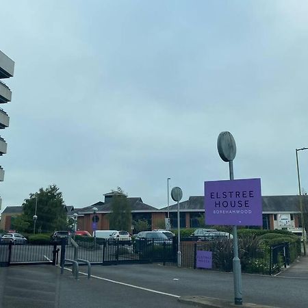 Luxury 1 Bedroom Apartment With Netflix & Parking Borehamwood Eksteriør bilde