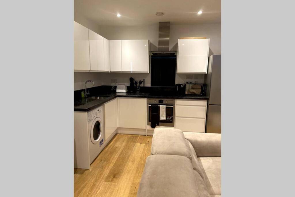 Luxury 1 Bedroom Apartment With Netflix & Parking Borehamwood Eksteriør bilde