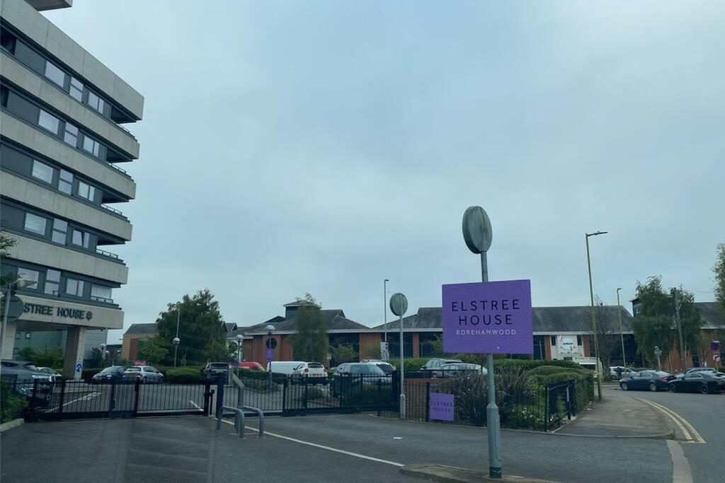 Luxury 1 Bedroom Apartment With Netflix & Parking Borehamwood Eksteriør bilde