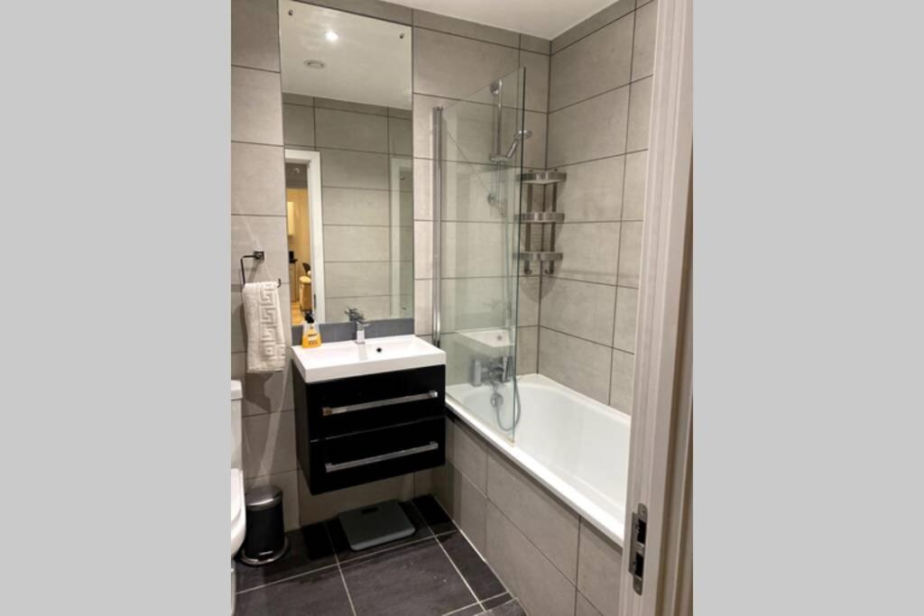 Luxury 1 Bedroom Apartment With Netflix & Parking Borehamwood Eksteriør bilde